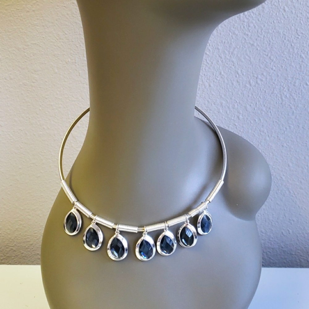 Choker necklace‎ with dangle embellishments